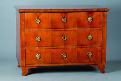 Kommode, Louis-Seize, um 1770, Kirschbaumfurnier, 3-schübig, Zierleiste geschwärzt, sparsame Brandmalerei in Form v. Blüten und Eicheln, Beine ...
