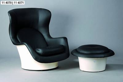 Designertisch, um 1960, Kunststoffkorpus cremefarben, schwarze Lederbezüge, ausgefallenes Design, H. ca. 37 cm, D. ca. 67 cm