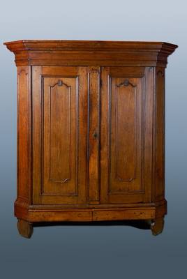 Barockschrank, deutsch, um 1780, Eiche massiv, 2-türig, 2 Fußschubladen, Türen m. sparsamen Schnitzereien, Füße sek. verändert, alt belassen, ...