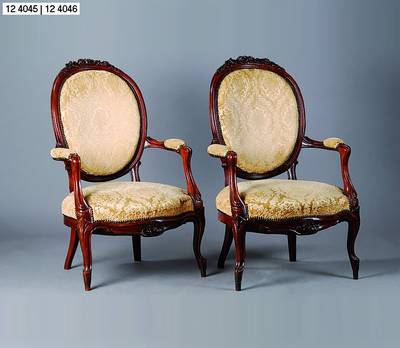 Armlehnsessel, deutsch, um 1860, Buche auf Nußbaum gebeizt, Beine geschweift, reiche Schnitzereien, Bezug und Polsterung alt belassen, Nagelverz., ...