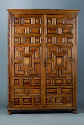 Schrank, nach spanischem Vorbild v. 1480, Rosskastanie u. Nußbaum, 2-türig, Front und Seiten reich kassettiert, 3 Einlegebretter, Gebr.-Sp., ca. ...