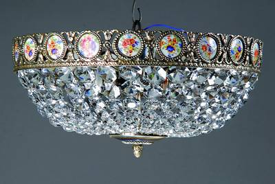 Deckenlüster, Spanien, um 1920-30, in Korbform, Weissbronze Ornamentband mit 20 runden Porzellanmedaillons, vier Brennstellen, z. T. ...