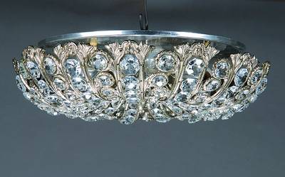 Deckenlampe, Spanien, um 1930-35, verspiegelte Deckenablussplatte, flacher, massiver Korpus mit durchbrochenem Blattwerk aus Weissbronze, darin ...