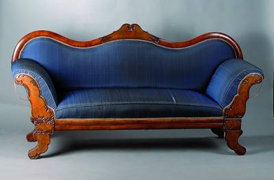 Sofa, süddeutsch, um 1845/50, Korpus WH, Mahagonifurnier, allseitig geschweift, Bezug besch., Erneuerung empf., sparsame Schnitzereien, Reste alten ...