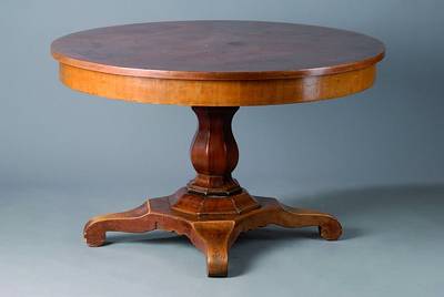 Runder Tisch, deutsch, um 1850/60, Platte Satinholz auf Mahagoni gebeizt, Fuß Nußbaum, Balusterfuß, Füße in Voluten auslaufend, schwundrissig, ...
