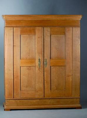 Biedermeierschrank, Pfalz, um 1850, Eiche massiv, 2-türig, Front und Seiten kassettiert, abgerundete Ecken, rest., Gebr.-Sp., ca. 188x165x62 cm