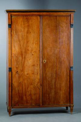 Schrank, süddeutsch, um 1820, Eiche, 2-türig Zierleisten geschwärzt, Türen l. verzogen, alt belassen, Alterssch., ca. 189x127x50 cm