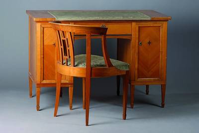 Schreibtisch, deutsch, um 1902/04, Jugendstil, wohl Darmstadt, Ahornfurnier, starker Einfluss v. Bruno Paul, dazu Stuhl, ein Schloss signiert ...