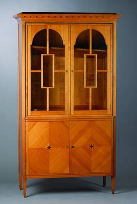 Vitrinenschrank, deutsch, um 1902/04, Jugendstil, wohl Darmstadt, starker Einfluss v. Bruno Paul, Ahornfurnier, Unterteil 2-türig, Oberteil 2-türig ...