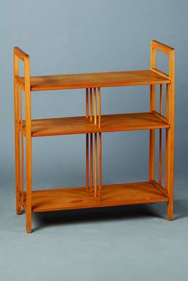 Notenregal, wohl Wien, um 1902/04, Buche, Sezessionstil, vielfach versprosst, 3 Ablegebretter, st. Gebr.-Sp., ca. 85x73x35 cm
