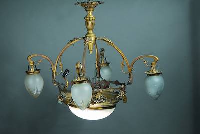 Große Deckenlampe, deutsch, um 1910/20, Messingguß, schwerer Kranz mit Weinlaubdekor in Blatt u. Frucht, 5 Brennstellen, geschliffene u. mattierte ...