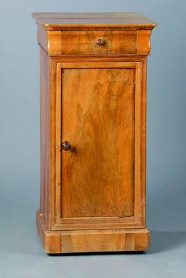 Nachttisch, Spätbiedermeier, Nußbaum massiv, 1-türig, 1-schübig, abgerundete Ecken, schwundrissig, Reste alten Wurmbefalls, st. Gebr.-Sp., ca. ...