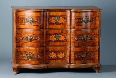 Kommode, wohl rheinisch, um 1750/60, Korpus WH, Nußbaum/Wurzelnußfurnier, symmetrisch verlegt, 3-schübig, Front 3-fach geschweift, reiches ...