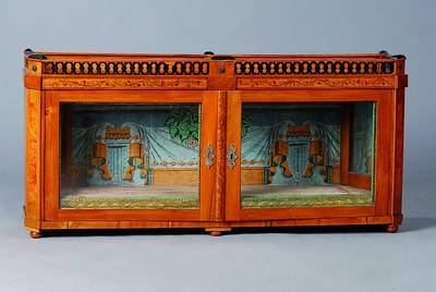 Aufsatzteil, Biedermeier, um 1820/25, Nußbaum/Wurzelnußfurnier, teils Eiche, Beschläge sek., 2-türig verglast, klassizistische Tapete, Schloss ...
