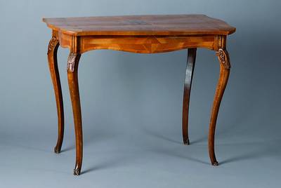 Tisch, um 1760/65, Korpus WH, Beine Buche, Platte und Zarge, Nußbaum/Wurzelnußfurnier, allseitig geschweift, Platte reich intarsiert in Ahorn, ...