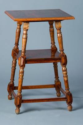 Etagentisch, deutsch, um 1900, Nußbaum, Beine gedrechselt, 2 Etagen, Gebr.-Sp., ca. 73x48x48 cm