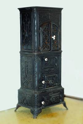 Ofen, Gußeisen, deutsch, um 1900 4 Beine, typ. Jugendstilverzierung, 3 Klappen,2-türig im oberen Bereich, H. ca. 119 cm Gebr.-Sp.