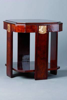 Beistelltisch, Art-Deco, um 1930, 8-eckig, Palisander/Wurzelfurnier, Zarge m. sparsamer Blütenschnitzerei goldfarben gefasst, Gebr.- Sp., ca. ...