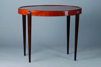 Ovaler Beistelltisch, Art-Deco, um 1930, Bergahorn, Makassar, Beine gerieft, Furnier 4 -fach gespiegelt verlegt, Gebr.-Sp., ca. 74x90x60 cm