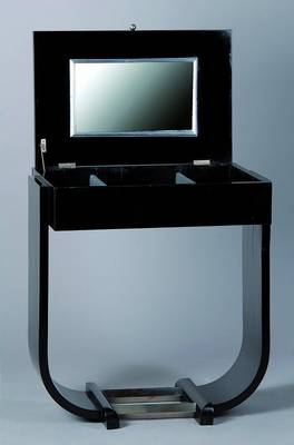 Kleiner Schminktisch, Art-Deco, um 1930, schwarz gefasst, aufklappbar, mit Spiegel, Zierteile verchromt, st. Gebr.-Sp., ca. 74x70x42 cm