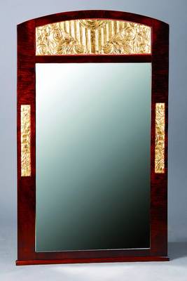 Spiegel, Art-Deco, um 1930, Wurzelnußfurnier, Inlets mit goldfarbenen Schnitzereien, facett. Spiegelglas, Gebr.-Sp., ca. 130x77 cm