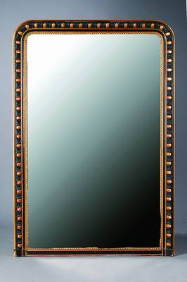 Großer Spiegel, um 1870/80, gold und schwarz gefasst, Perlleistenverzierung, abgerundete Ecken, st. Gebr.-Sp., ca. 162x110 cm