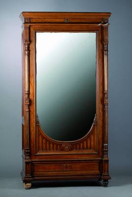Schrank, Frankreich, um 1880/90, Nußbaum, 1-türig verspiegelt, 1-schübig, 3/4 Säulen gerieft, Leistenteile besch., ohne Schlüssel, Alterssch., ...
