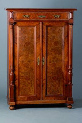 Vertiko, Gründerzeit, um 1880, Nußbaum/Wurzelnußfurnier, 2-türig, 1 Schublade, verzierte Beschl., Gebr.-Sp., ca. 137x95x49 cm