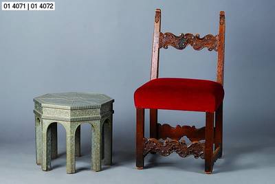 Barockstuhl, 17. Jh., Eiche, sparsame Schnitzereien, roter Bezug alt belassen, Alterssch., ca. 94x51x48 cm, Sh. 50 cm