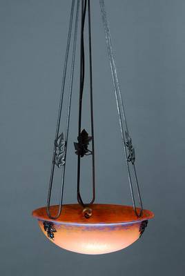 Deckenlampe, Frankreich, um 1920, Schale pate-de verre mit orangeroten u. blauen Einpuderungen, sign. Delatte, Eisenmontur mit Blattdekor, H.ca.75cm, ...