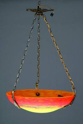 Deckenlampe, Frankreich, um 1920, Schirm pate-de-verre mit gelben, orangeroten und blauen Einpuderungen, sign. Muller Fres, Bronzemontur, Elektr. ...