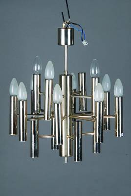Zwei Deckenlampen in der Art von Sciolari, Metall verchromt, 1x vier Brennstellen, H.ca. 60cm, D. ca. 32cm; 1 x 16 Brennstellen, H. ca. 50cm, D. ca. ...