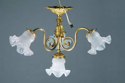 Deckenlampe, Frankreich, um 1900, Gelbgußmontur, mit Akanthusblattdekor, vier Brennstellen mit mattierten Glasschirmen,Elektr. nicht geprüft, H.ca. ...