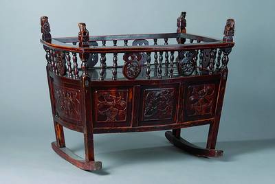 Wiege, China, um 1900, sog. Rotholz mit reichen Flachschnitzereien, Boden in zwei Ebenen dem Alter des Kindes anpassbar, ca. 78x98x62cm