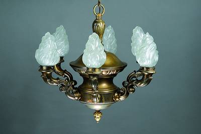 Deckenlampe, deutsch, um 1920, Messing, sechs Brennstellen, Flammenschirme H. ca. 85 cm, D. ca. 62 cm