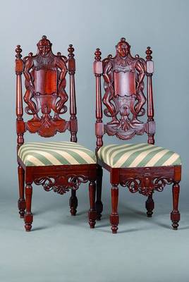 2 Stühle, Belgien, um 1860, Kolonialstil, restauriert, Buche auf Mahagoni gebeizt, reiche Schnitzereien in Form v. Figuren, leicht verschieden, ...