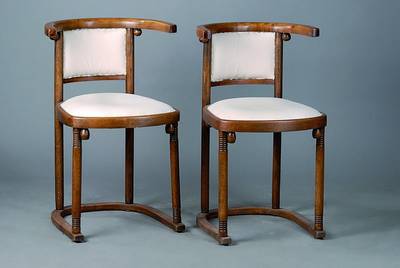 4 sog. Fledermaus-Stühle, Wien, Hofmann, Buche, Bezug und Polsterung alt belassen, Erneuerung empf., teils st. Gebr.-Sp., ca. 75x50x46 cm, Sh. 46 cm