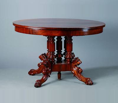 Tisch, deutsch, um 1880/90, Mahagonifurnier,, Ausziehtisch, reich gedrechselter Fuß m. Löwenfratzenschnitzerei, Tatzenfüße, l. Furniersch., st. ...