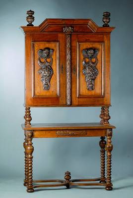 Stollenschrank, deutsch, um 1880/90, Eiche, Unterteil mit reich gedrechselten Balusterbeinen, Oberteil 2-türig m. aufgesetzten Schnitzereien in Form ...