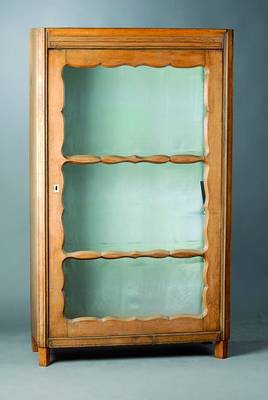 Vitrine/Wäscheschrank, mitteldeutsch, um 1840/60, Esche, 1-türig, 3-seitig verglast, 2 Einlegebretter, Leistenteile teils besch., Alterssch., ...