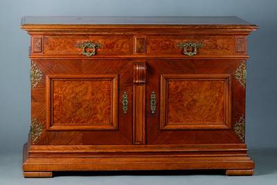 Anrichte, um 1890, Gründerzeit, Nußbaumfurnier, aufwendig verzierte Beschläge, 2-türig, 2-schübig, Kopf getreppt, Fuß passig, Gebr.-Sp., ca. ...