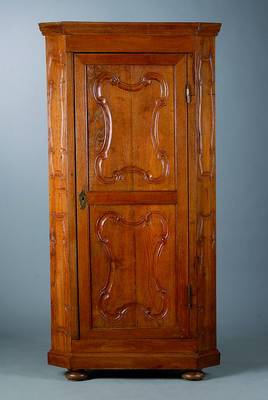 Eckschrank, nach barockem Vorbild, Eiche, 1-türig, Kugelfüße, sparsame Volutenverz., schwundrissig, Alterssch., ca. 170x87x54 cm