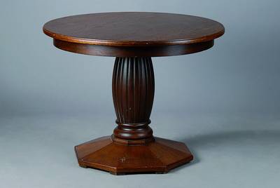 Runder Tisch, um 1900, Eiche, oktogonaler Fuß, Schaft vielfach gerieft, l. Furniersch., Gebr.-Sp., H. 70 cm, D. 90 cm