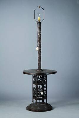 Stehlampe, deutsch, um 1910, mit integr. Tisch, Eisen geschmiedet, lt. Einlieferer intakt, ohne Schirm, Gebr.-Sp., H. ca. 170 cm