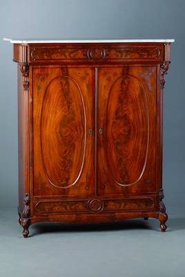 Vertiko, deutsch, um 1860, Mahagonifurnier, 2-türig, 1-schübig, weiße Marmorplatte, diese l. gerissen, urspr. m. Applikationen, diese fehlend, ...