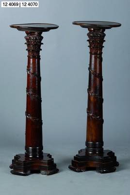 Blumensäule, Frankreich, um 1870, Nußbaum, umlaufende Spirale aus aufgelegtem geschnitztem Blattwerk, Kapitell mit feiner Akanthusschnitzerei aus ...