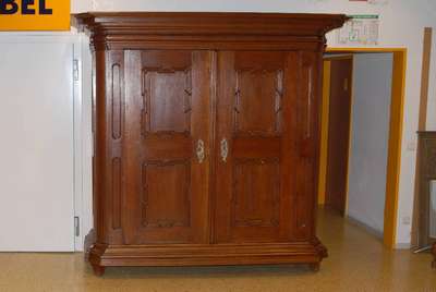 Barockschrank, Mosel/Trier, um 1750, Eiche massiv, Füllungen mit Verkröpfungen, auskragendes Gesims, Ecken eingezogen, org. Beschläge, diese ...