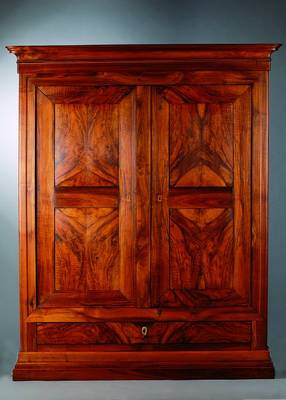 Dielenschrank, Elsass/Pfalz, um 1840/50, Nußbaum massiv, sehr schönes Furnierbild, mehrfach gespiegelt verlegt, komplett zerlegbar, org. ...
