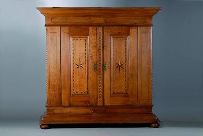 Schrank, um 1780, Eiche massiv, 2-türig, Stern- und Würfelintarsien, Kopf getreppt, l. schwundrissig, st. Gebr.-Sp., ca. 181x187x72 cm