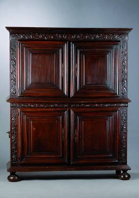 Brandschrank, Pfalz, um 1720/40, Nußbaum, Oberteil 2-türig, Unterteil 2-türig, Kugelfüße Türen kassettiert, Lisenen mit reichen ...